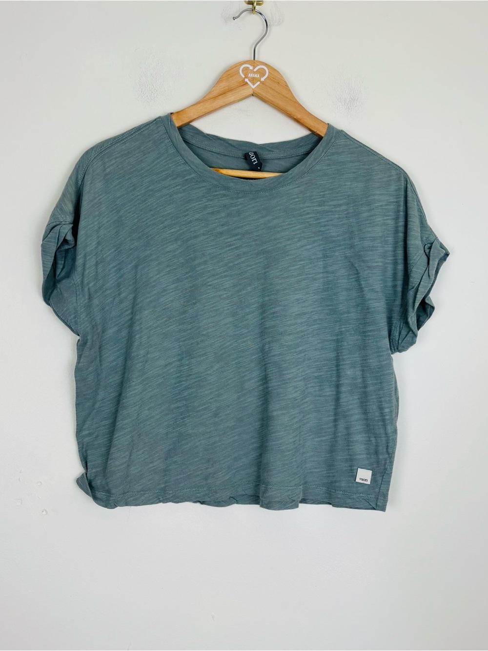 Vuori Sunset Easy T-Shirt in sage grey color body slightly cropped. Small
